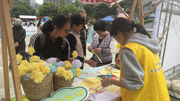 市民亲手制作纸艺菊花。龚祉娴摄