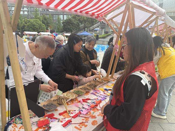 市民通过制作香囊以天然馨香传递深切缅怀。龚祉娴摄