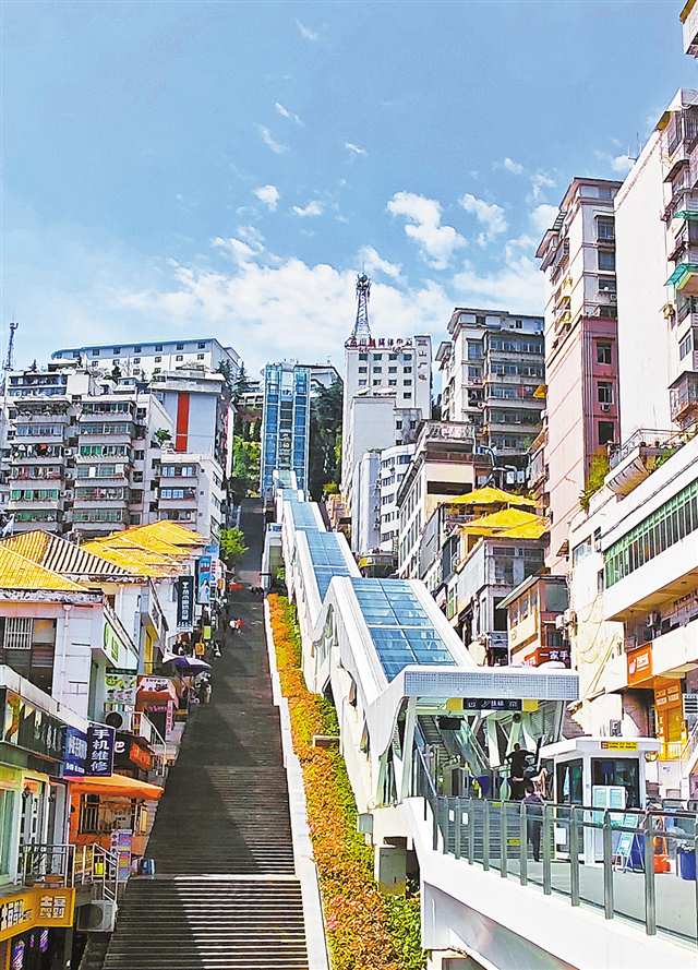 4月4日，巫山县，游客有序乘坐神女大扶梯观光。特约摄影 王忠虎/视觉重庆