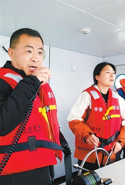 3月31日，曹利芳（右）驾驶“新渝忠客2180”，秦大益发出避让预警。 赵 军摄（人民视觉）
