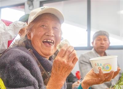 3月31日，菜农在船上吃早餐。 田华平摄（人民视觉）