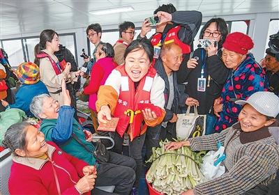 3月31日，“新渝忠客2180”首航，曹利芳给菜农们发红包。 重庆日报记者 郑 宇摄