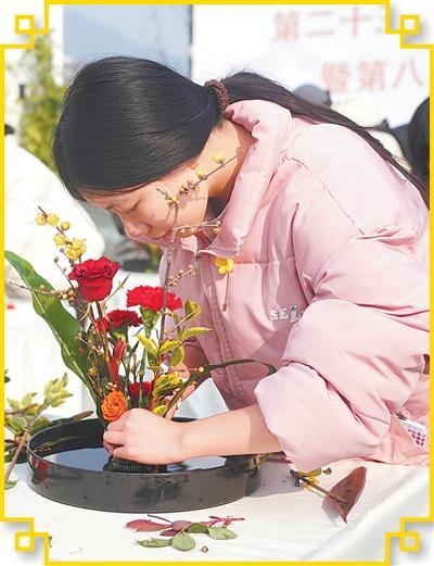 插花大赛上,花农正在创作。 北碚区委宣传部供图