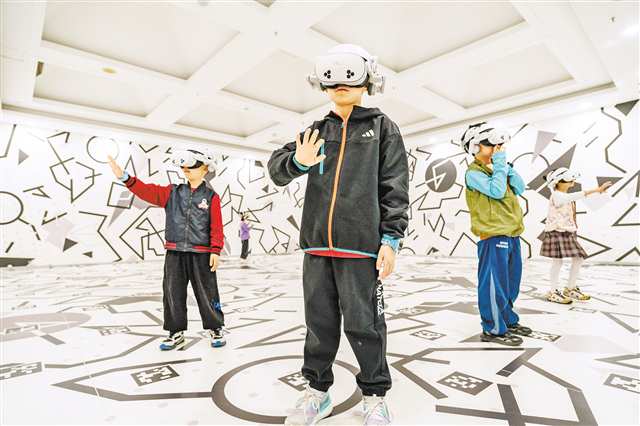 4月5日，重庆三峡移民纪念馆，孩子们在体验科技带来的梦幻之旅。通讯员 黄建桦 摄/视觉重庆