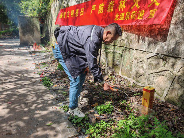 重庆燃气巡检员及时劝阻管道周边焚烧行为