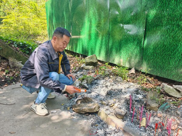 对焚烧后周边管道进行全面泄漏检测。重庆燃气集团供图