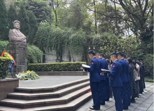 “缅怀革命先烈、传承红色精神”主题教育活动。周霞摄