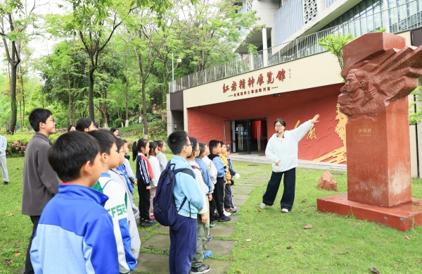 孩子们在重庆理工大学红岩精神展览馆聆听英雄事迹。校方供图