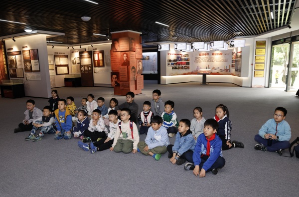 孩子们在重庆理工大学红岩精神展览馆暨余祖胜烈士事迹陈列室观看影片。校方供图