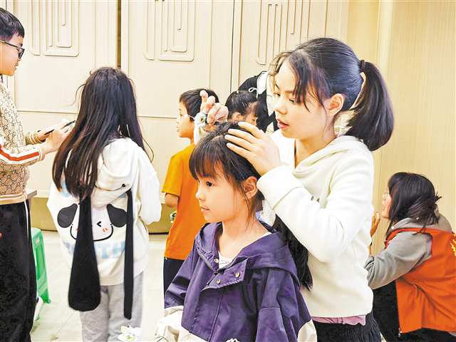 4月7日,渝中区大溪沟街道人和街社区,孩子们在制作国风手工发簪。(受访者供图)