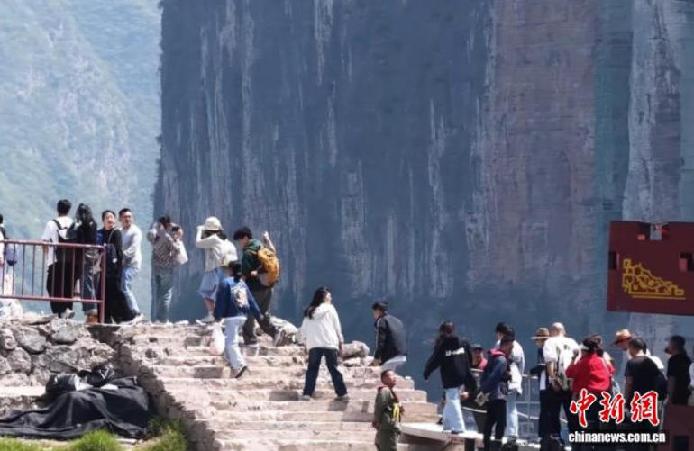 图为清明节假期，游客徒步前往三峡之巅。奉节县文化旅游委供图