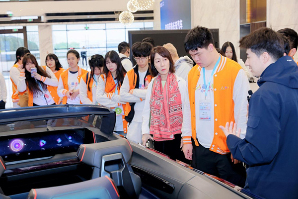 参观长安汽车全球研发中心。主办方供图