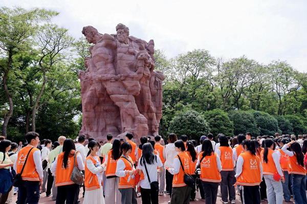 参加重庆歌乐山烈士陵园“清明祭英烈”活动。主办方供图