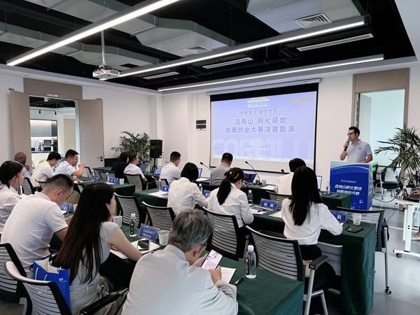 嚞有山创业孵化基地开展路演活动。吉林大学重庆研究院供图