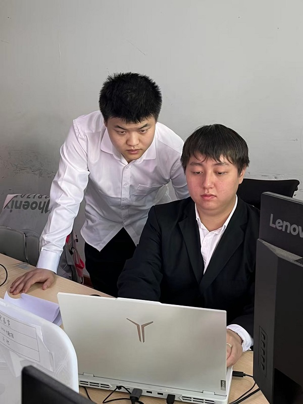 王世成（右）、刘洋在实验室。周小平摄