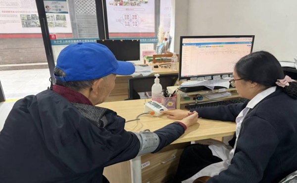 社区医疗护理站进行日常接诊。中国移动重庆公司供图