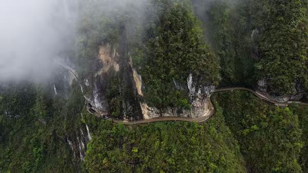 盘横在群山间的绝壁公路。武隆区委宣传部供图