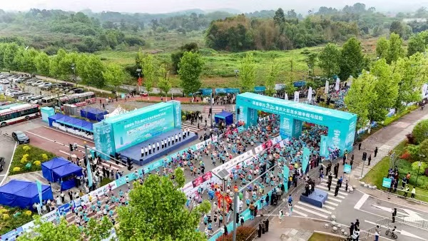 2026重庆大足龙水湖半程马拉松鸣枪开跑。主办方供图