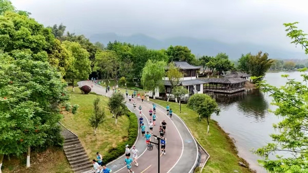 赛道环绕龙水湖而设,风光秀美。主办方供图