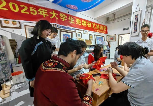 非遗工坊组织大学生技艺培训。重庆大学供图