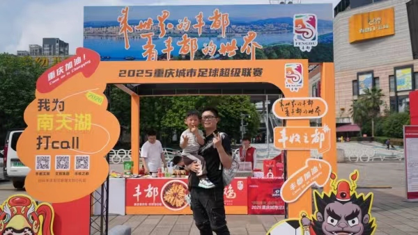游客現場打卡。鄧軍杰攝