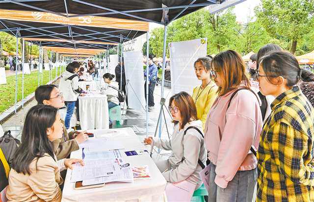 四月十四日，西南政法大学，二〇二六年全国“千校万岗”招聘会举行，同学们正在了解相关招聘信息。记者 齐岚森 摄\视觉重庆