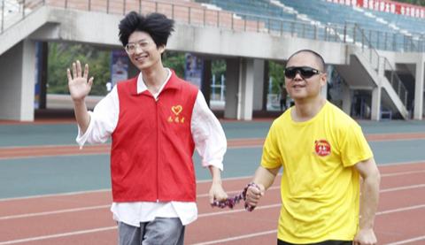 一根绳牵起两颗心 重理工助盲跑服务队温暖启程