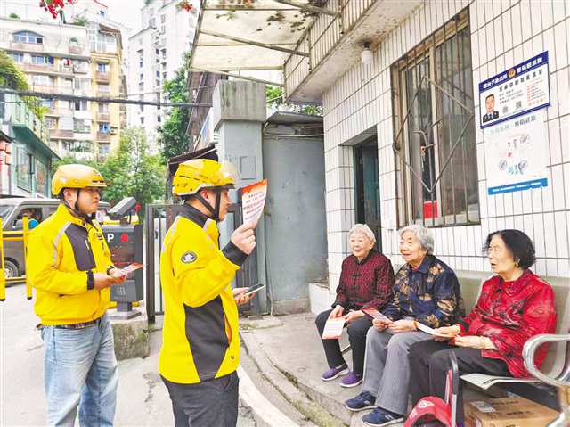 外賣騎手向居民宣傳國家安全知識。 （受訪者供圖）
