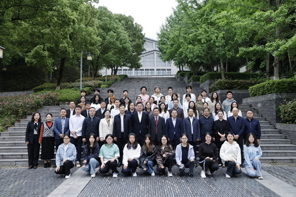 师生合影。重庆理工大学供图