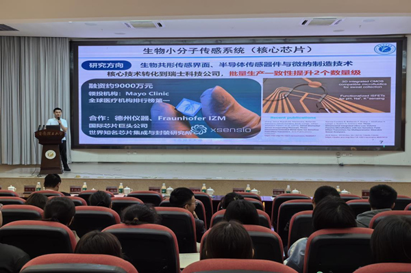 导师介绍科创方向。重庆理工大学供图