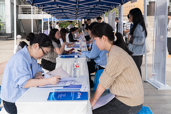 招聘会现场。重庆市人力资源开发服务中心供图