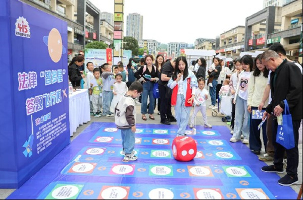 市民在现场玩“法律智多星”飞行棋游戏。受访单位供图