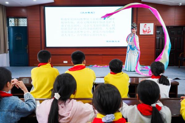 演员现场精彩表演。李东摄