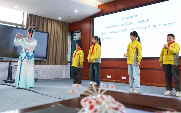 现场互动学习。李东摄