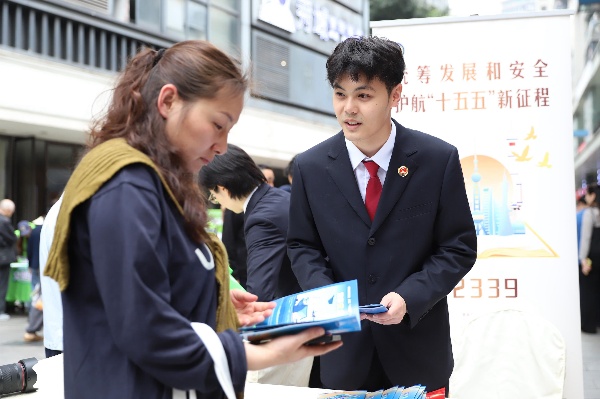 志愿者进行宣传科普。沙坪坝区融媒体中心供图