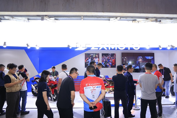 广交会首日数百人打卡张雪机车展。重庆市商务委供图