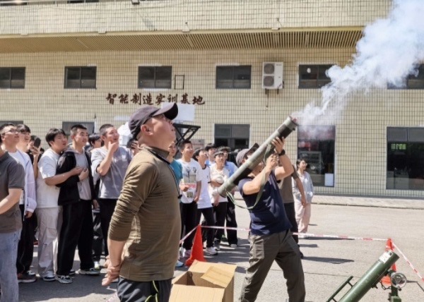 学生们在指导下参与体验。受访单位供图