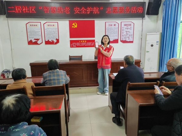 银龄课堂上“桥城先锋”志愿者在给学员讲授智能手机使用方法。受访单位供图