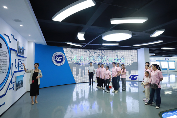 参观校史馆。学校供图