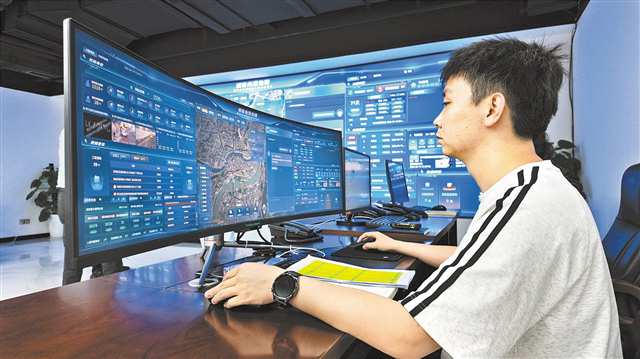 四月十九日，市住房城乡建委智慧排水中心，值班人员轻点鼠标，任一风险点的实时画面、水位数据、应急力量分布等情况瞬间调出。记者 何赛格 摄\视觉重庆