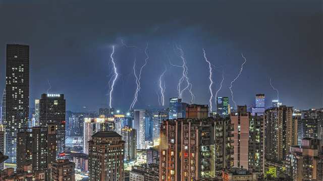 4月19日，两江新区观音桥，闪电划破夜空（多次曝光）。记者 刘力 摄/视觉重庆