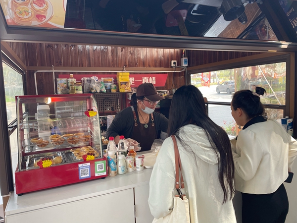 雍淑君的蛋糕店前，顾客正在挑选商品。记者周传勇摄