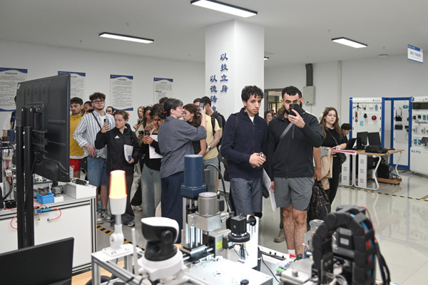 法国里尔大学学生来渝交流研学