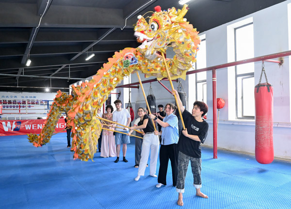 法国学生体验舞龙。学校供图