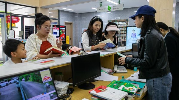 市民领取图书。周光辉摄