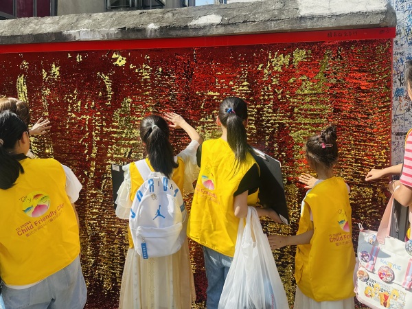 孩子们观察特色建筑、色彩涂鸦与工业结构。受访单位供图
