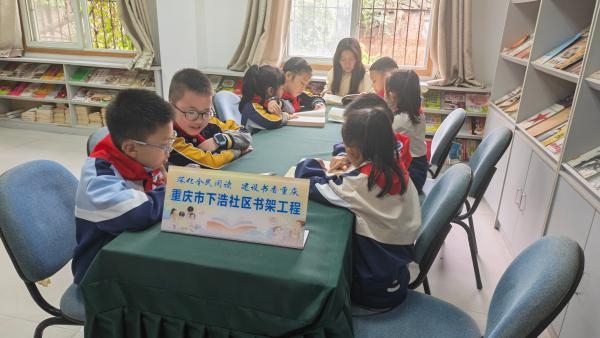學生們走進社區閱讀。青龍路小學供圖