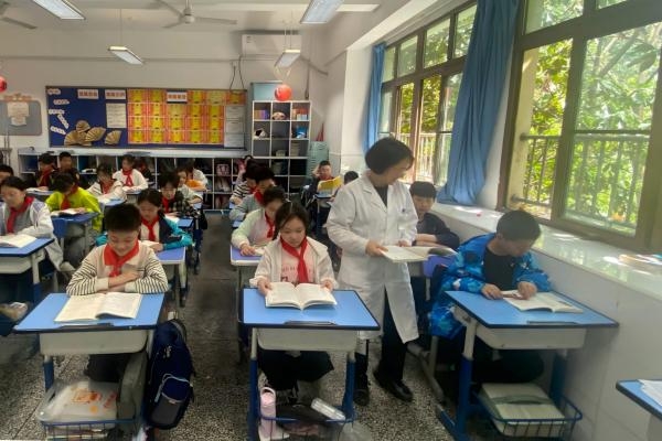 醫務人員走進課堂閱讀。青龍路小學供圖