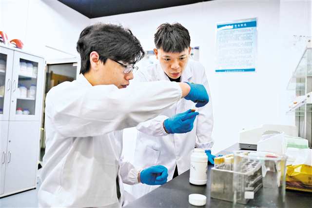 艾铄（右）与工作人员一起做实验。记者 梅耀 摄/视觉重庆