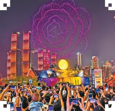 重庆南岸区长嘉汇购物公园，无人机在夜空组成山茶花图案，吸引市民游客驻足观赏。 郭 旭摄